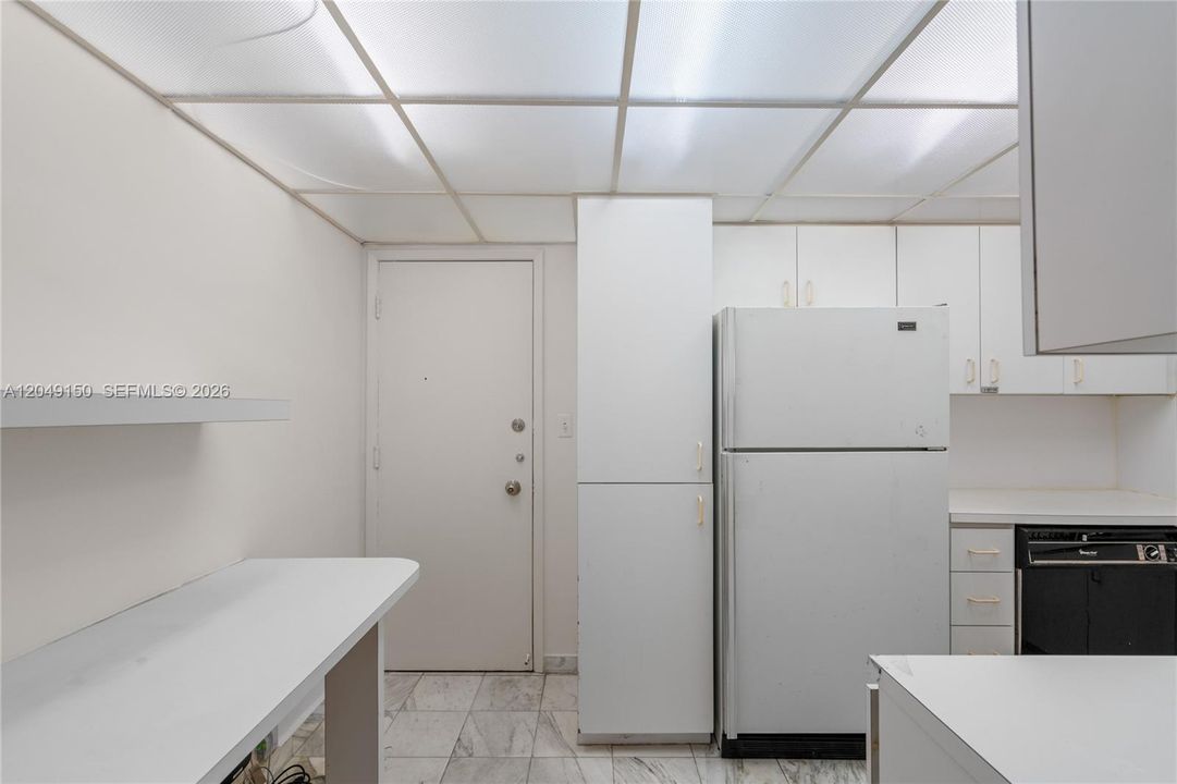 For Rent: $3,200 (1 beds, 1 baths, 1041 Square Feet)