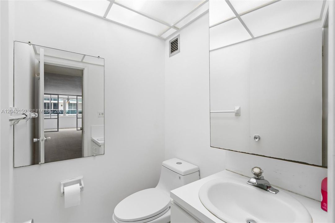 For Rent: $3,200 (1 beds, 1 baths, 1041 Square Feet)