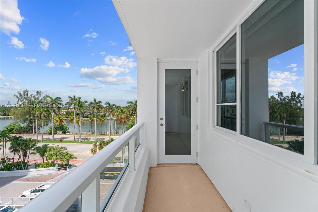 For Rent: $3,200 (1 beds, 1 baths, 1041 Square Feet)