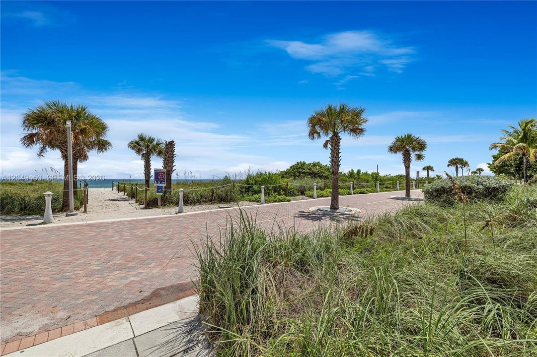 For Rent: $3,200 (1 beds, 1 baths, 1041 Square Feet)