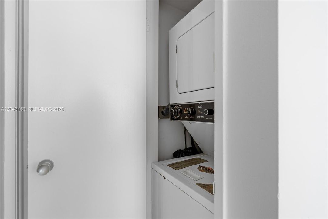 For Rent: $3,200 (1 beds, 1 baths, 1041 Square Feet)