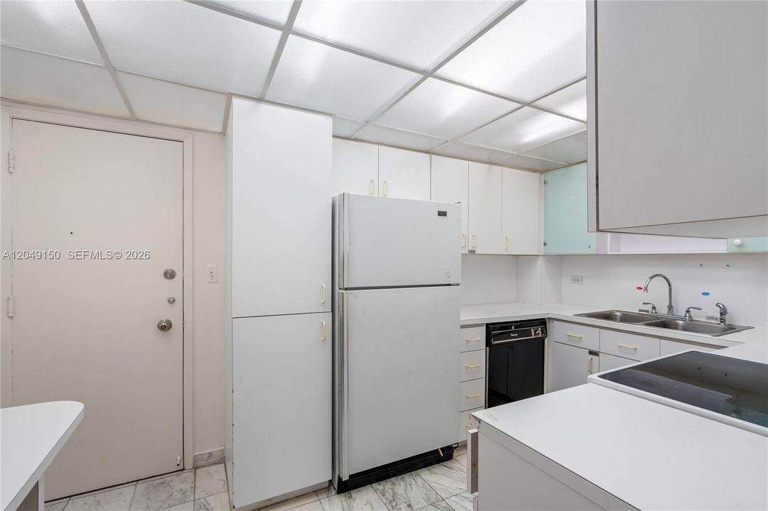 For Rent: $3,200 (1 beds, 1 baths, 1041 Square Feet)