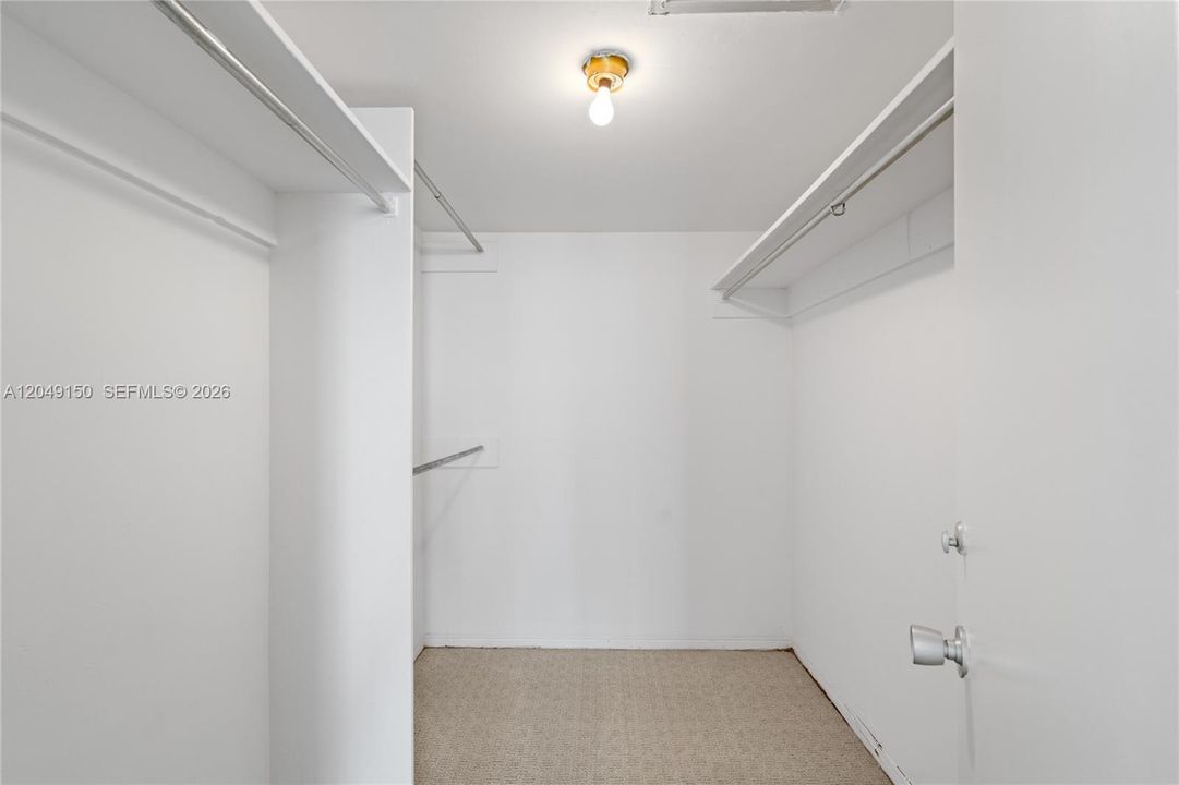 For Rent: $3,200 (1 beds, 1 baths, 1041 Square Feet)