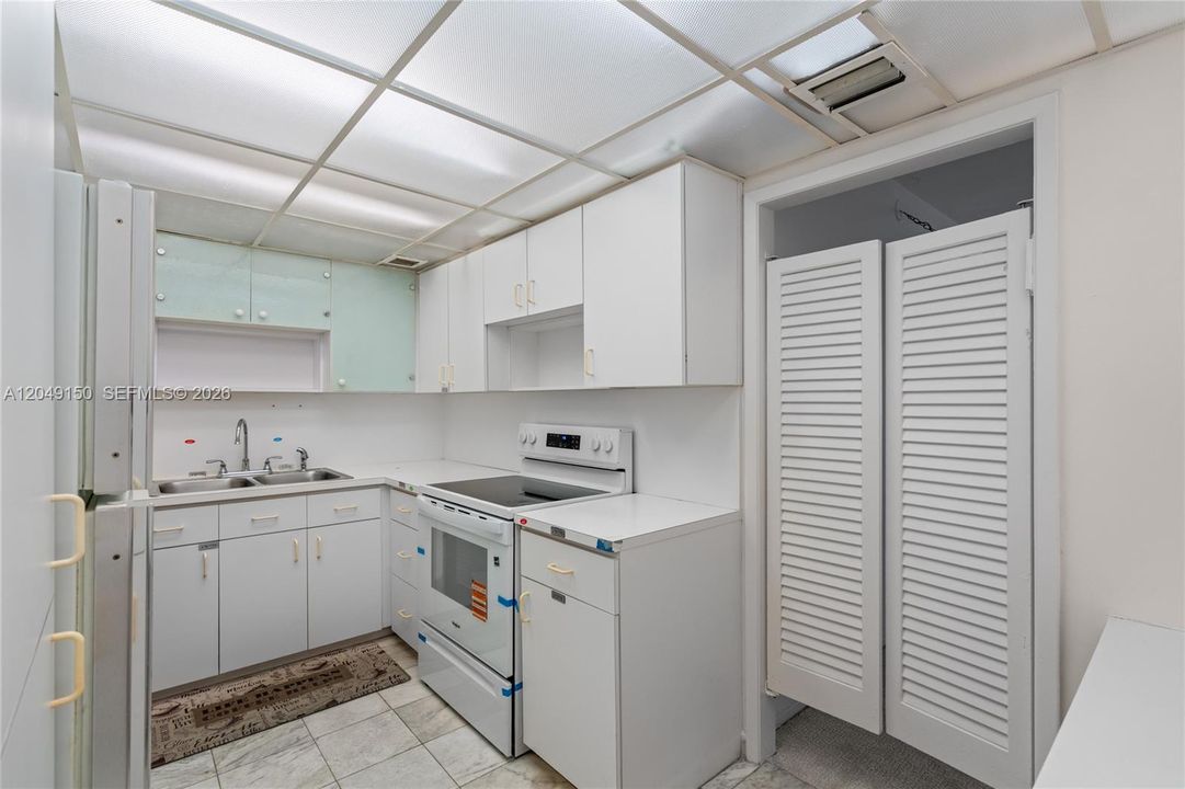For Rent: $3,200 (1 beds, 1 baths, 1041 Square Feet)