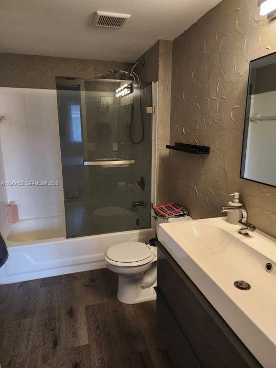 For Sale: $300,000 (2 beds, 2 baths, 867 Square Feet)