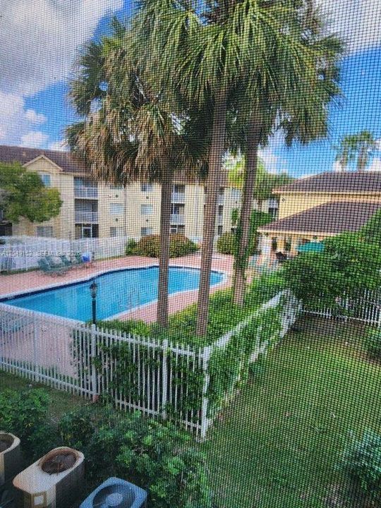 For Sale: $300,000 (2 beds, 2 baths, 867 Square Feet)