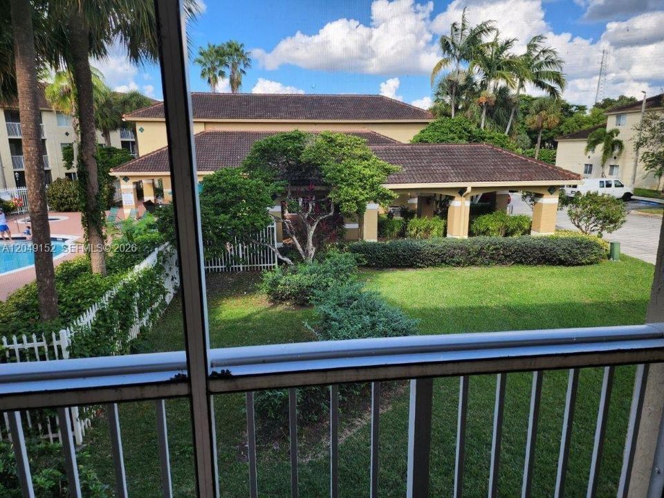 For Sale: $300,000 (2 beds, 2 baths, 867 Square Feet)