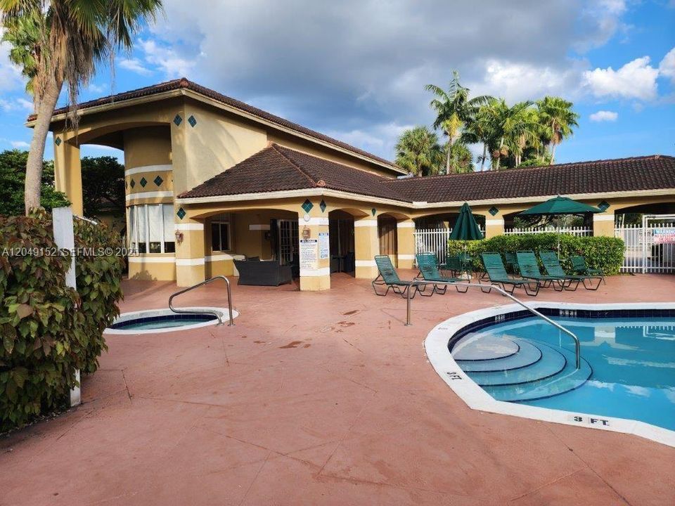 For Sale: $300,000 (2 beds, 2 baths, 867 Square Feet)