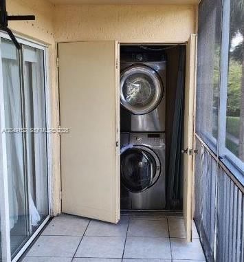 For Sale: $300,000 (2 beds, 2 baths, 867 Square Feet)