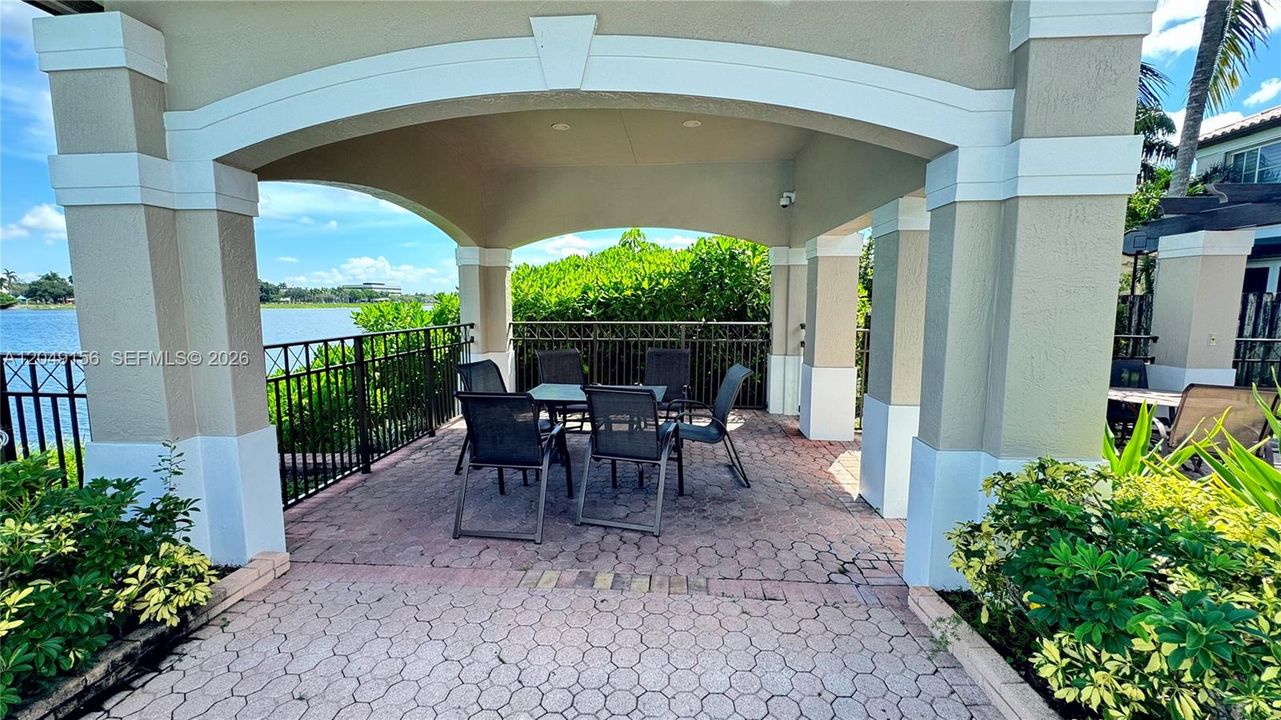 For Rent: $3,250 (2 beds, 2 baths, 1131 Square Feet)