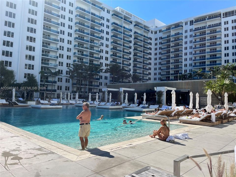 For Sale: $1,600,000 (2 beds, 2 baths, 1180 Square Feet)