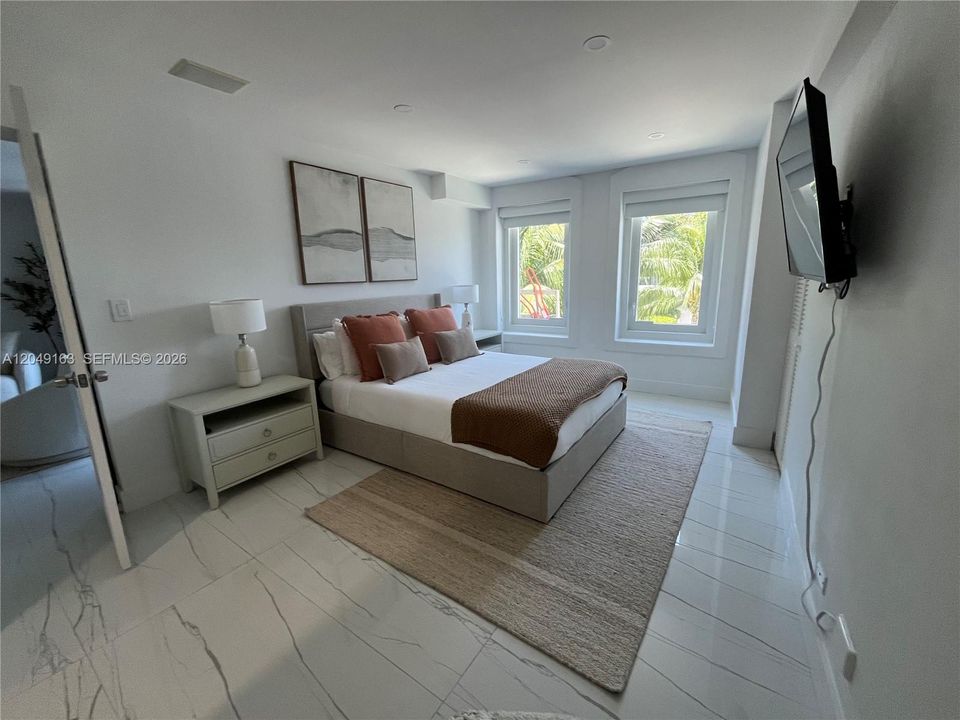 For Sale: $1,600,000 (2 beds, 2 baths, 1180 Square Feet)