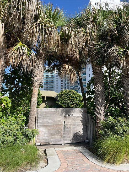 For Sale: $1,600,000 (2 beds, 2 baths, 1180 Square Feet)
