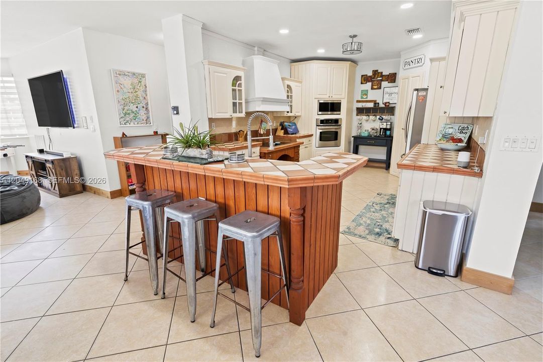 For Sale: $2,599,999 (7 beds, 4 baths, 3663 Square Feet)