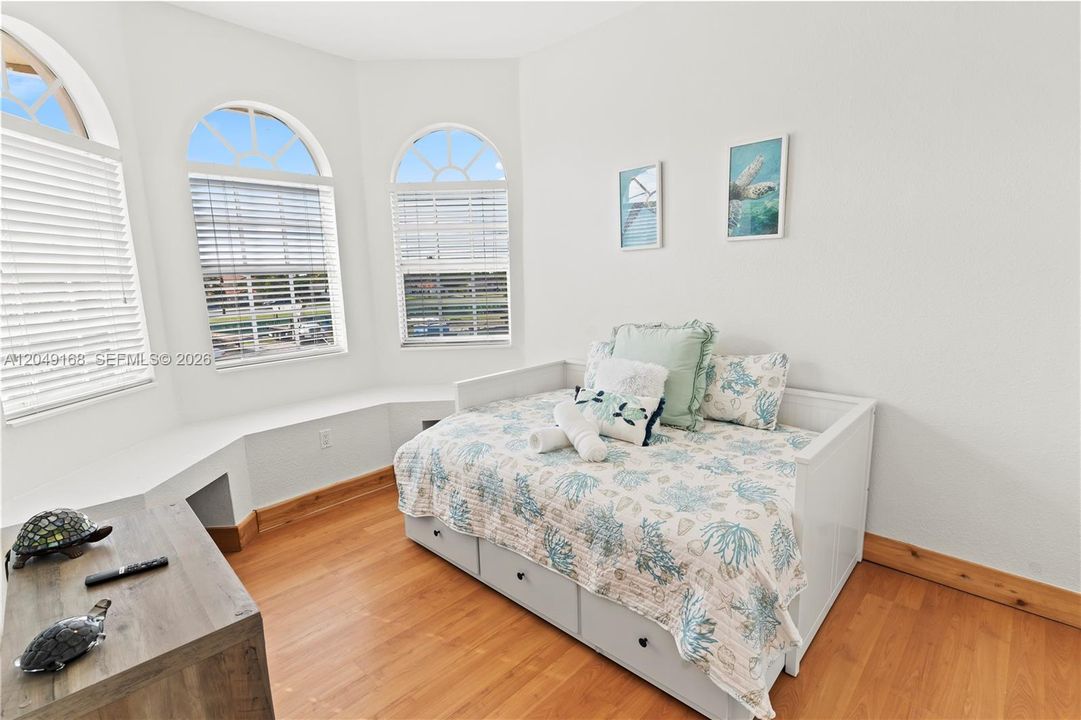 For Sale: $2,599,999 (7 beds, 4 baths, 3663 Square Feet)
