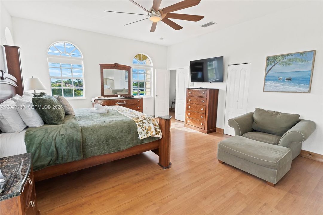 For Sale: $2,599,999 (7 beds, 4 baths, 3663 Square Feet)