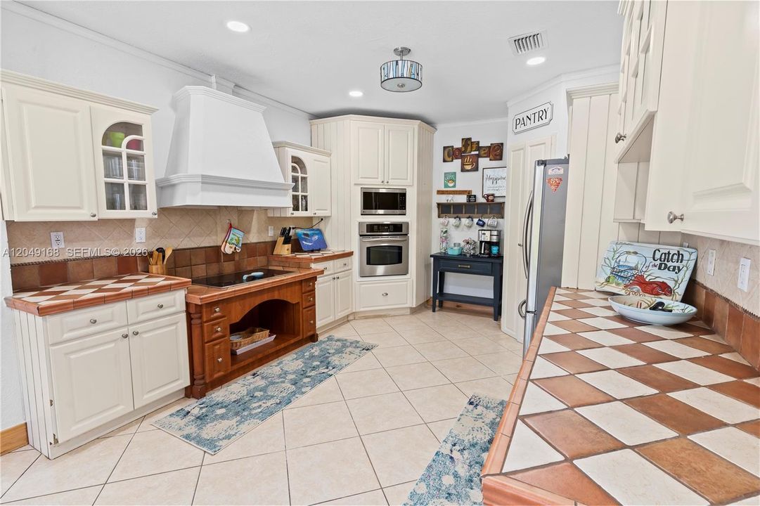 For Sale: $2,599,999 (7 beds, 4 baths, 3663 Square Feet)