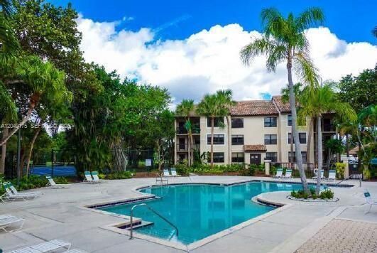 For Rent: $2,300 (2 beds, 2 baths, 980 Square Feet)