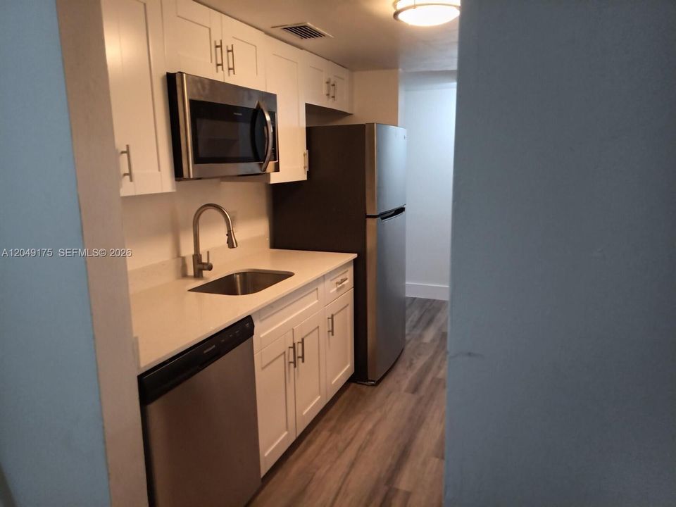 For Rent: $2,300 (2 beds, 2 baths, 980 Square Feet)