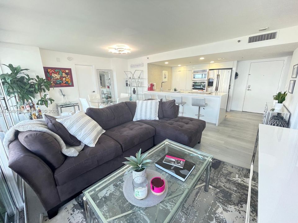 For Rent: $2,975 (2 beds, 2 baths, 1030 Square Feet)