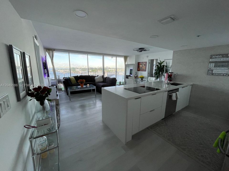 For Rent: $2,975 (2 beds, 2 baths, 1030 Square Feet)