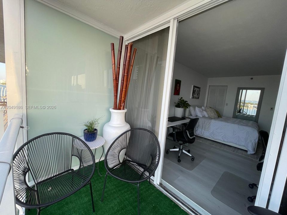 For Rent: $2,975 (2 beds, 2 baths, 1030 Square Feet)