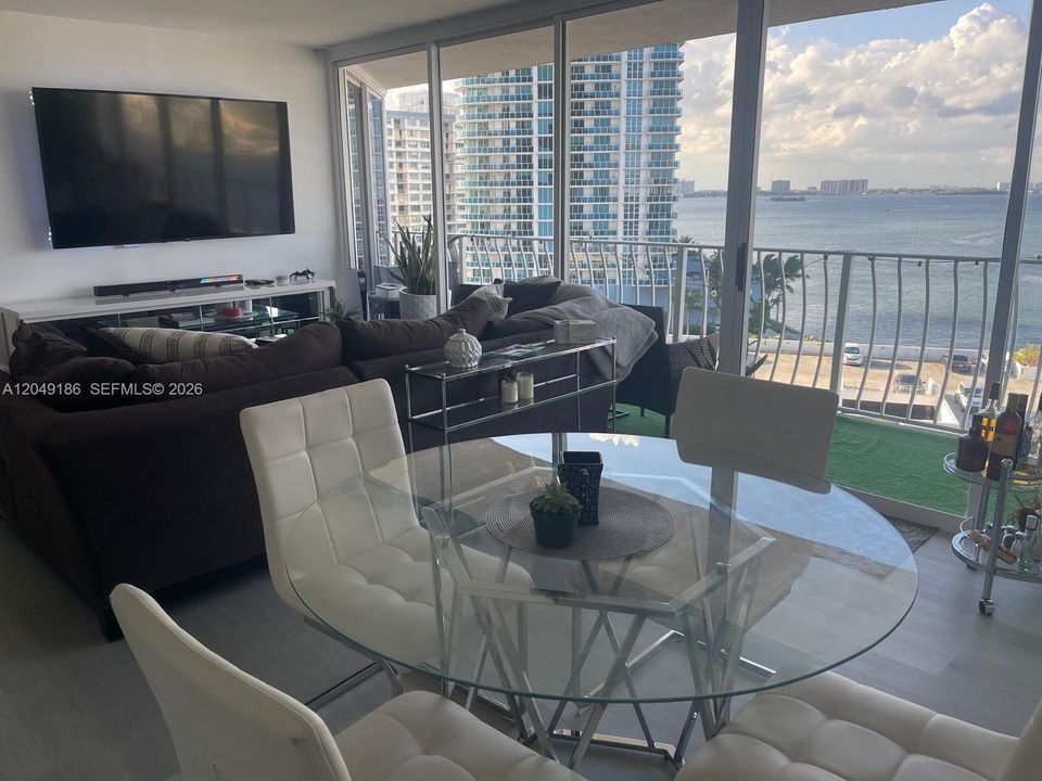 For Rent: $2,975 (2 beds, 2 baths, 1030 Square Feet)
