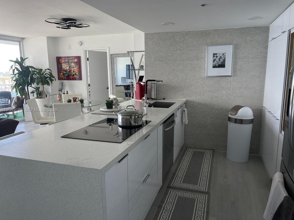 For Rent: $2,975 (2 beds, 2 baths, 1030 Square Feet)