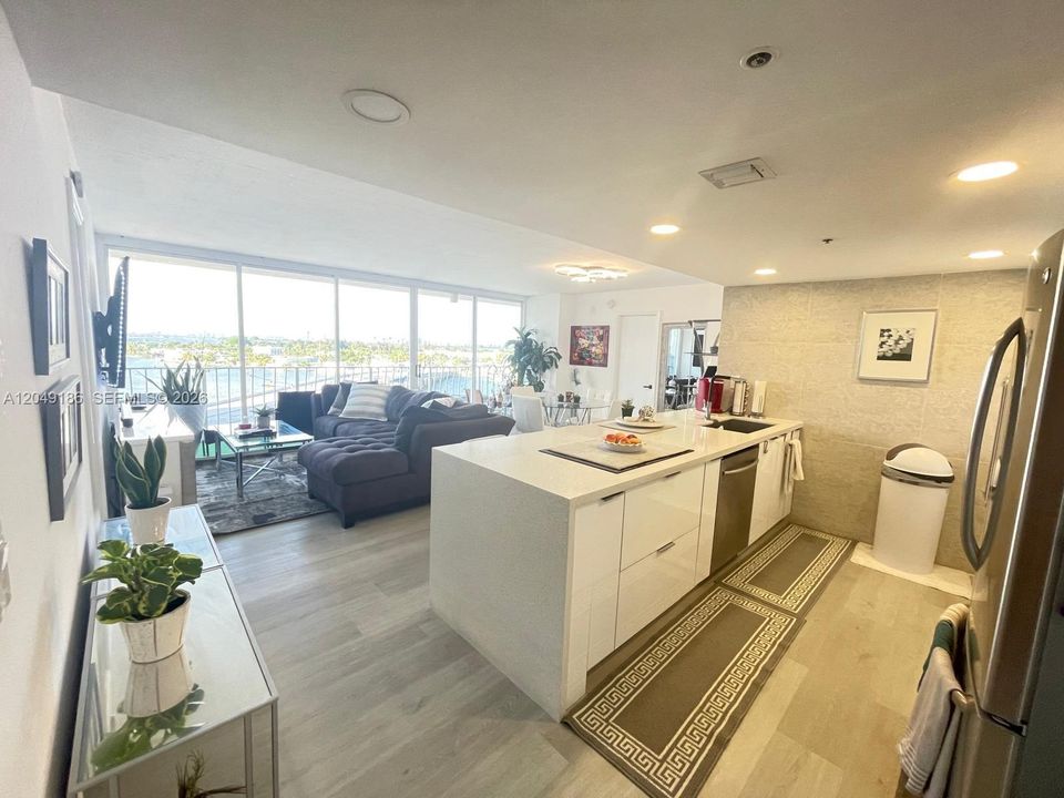 For Rent: $2,975 (2 beds, 2 baths, 1030 Square Feet)