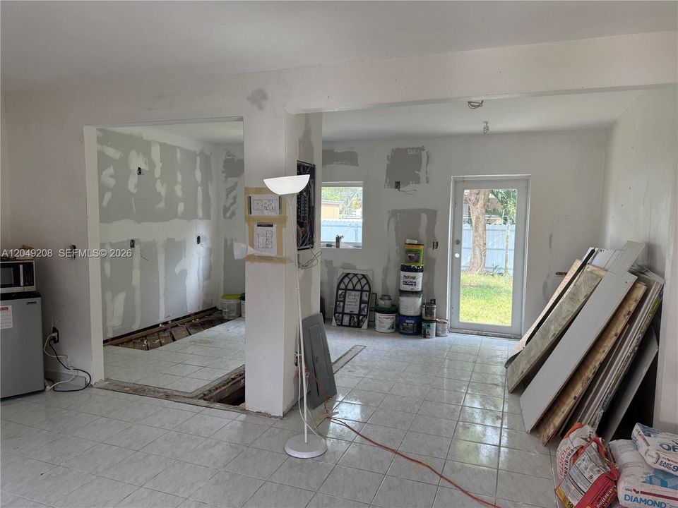 For Sale: $649,000 (2 beds, 1 baths, 846 Square Feet)