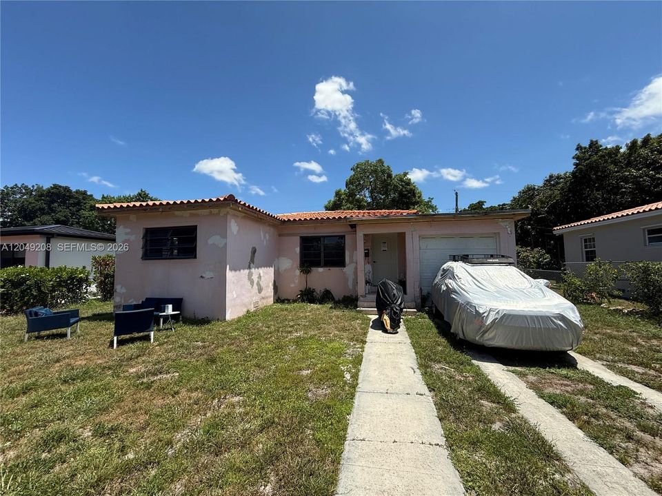 For Sale: $649,000 (2 beds, 1 baths, 846 Square Feet)