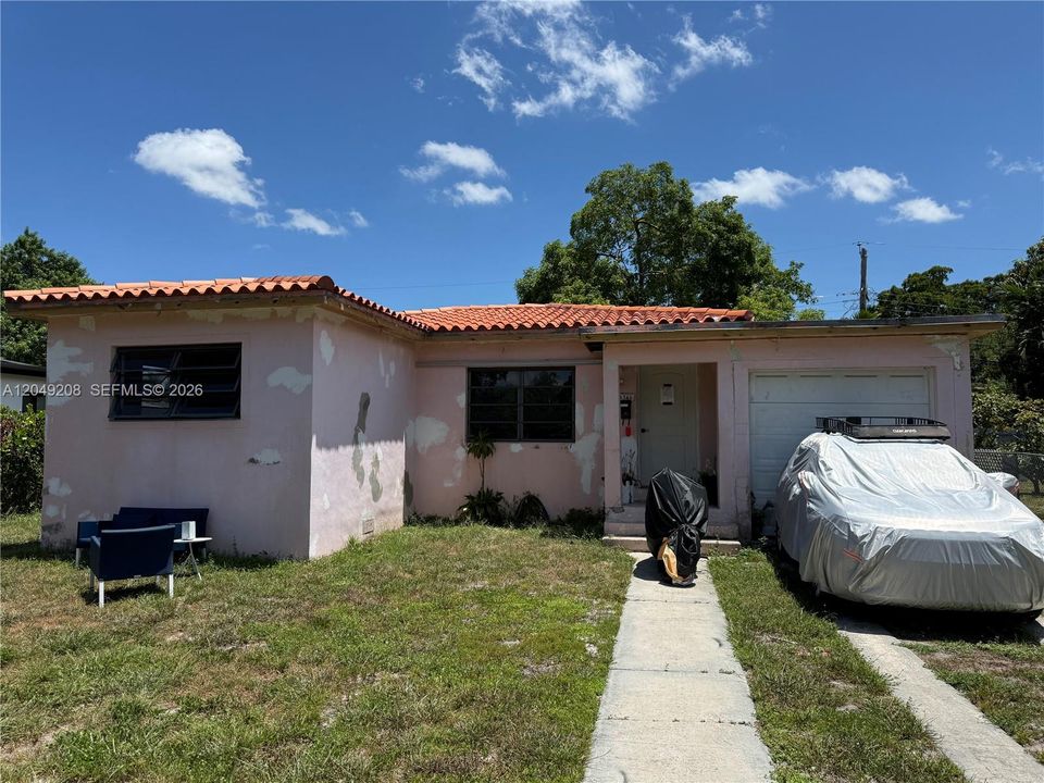 For Sale: $649,000 (2 beds, 1 baths, 846 Square Feet)