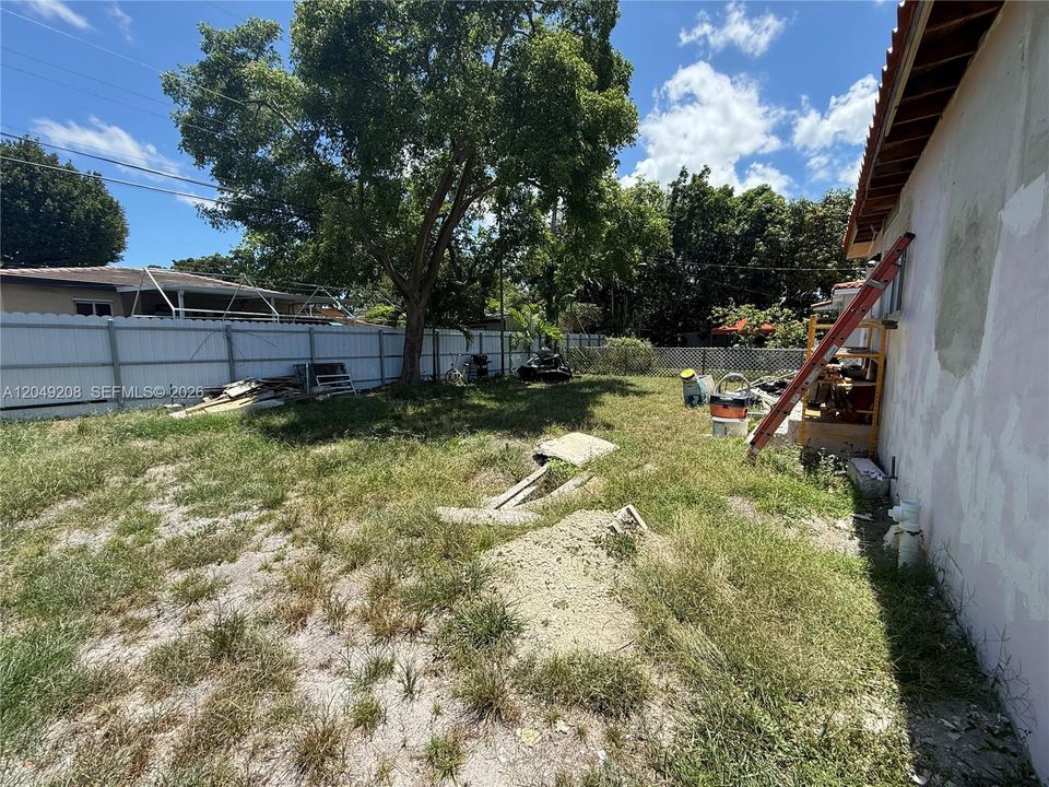 For Sale: $649,000 (2 beds, 1 baths, 846 Square Feet)
