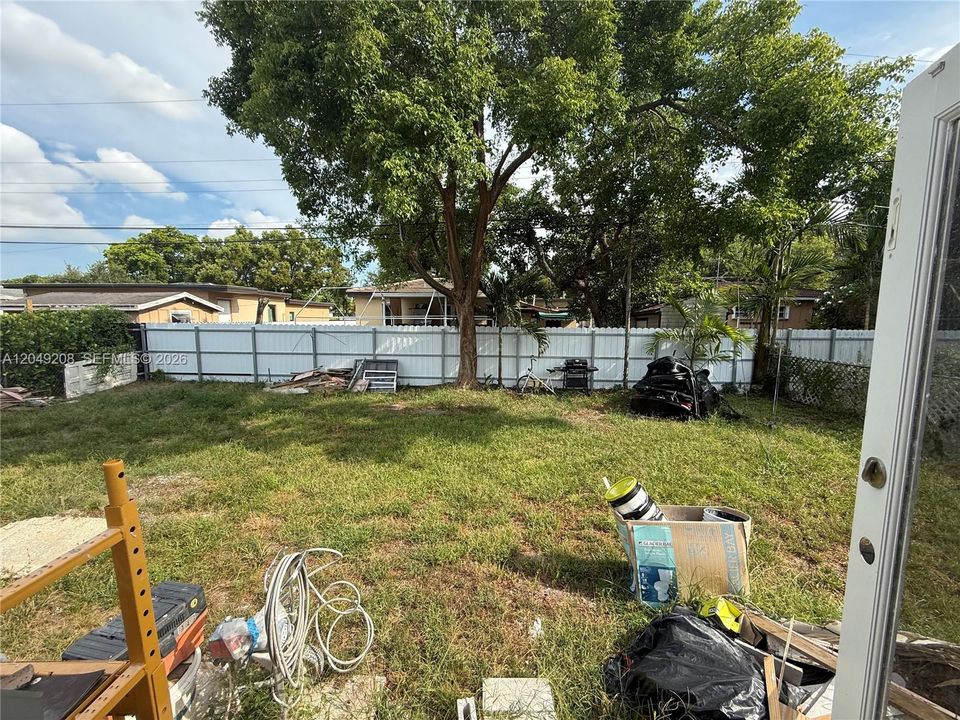 For Sale: $649,000 (2 beds, 1 baths, 846 Square Feet)