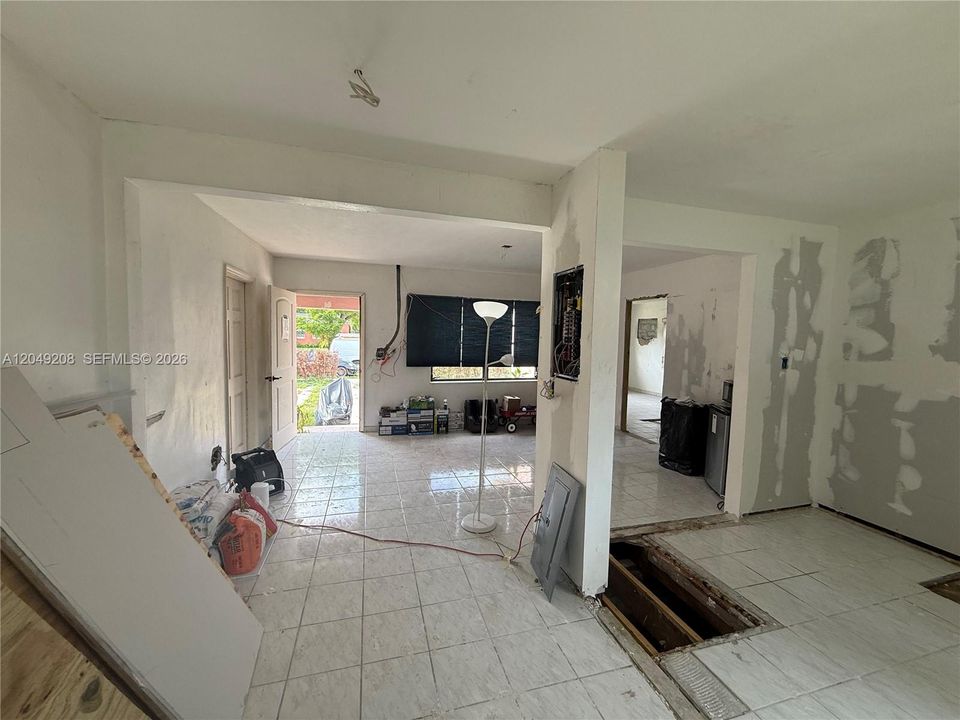 For Sale: $649,000 (2 beds, 1 baths, 846 Square Feet)