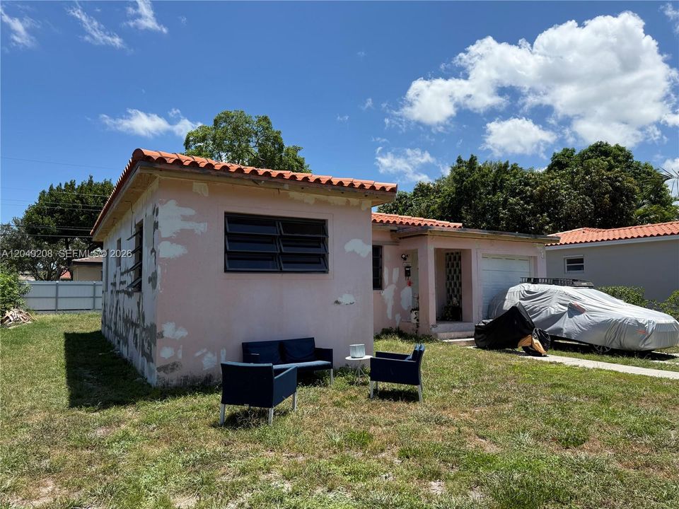 For Sale: $649,000 (2 beds, 1 baths, 846 Square Feet)