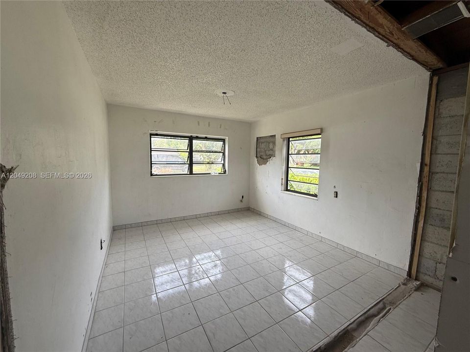 For Sale: $649,000 (2 beds, 1 baths, 846 Square Feet)