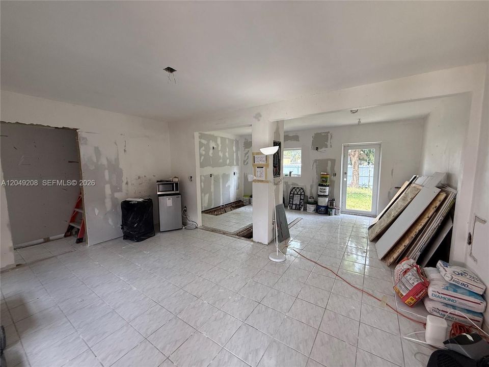 For Sale: $649,000 (2 beds, 1 baths, 846 Square Feet)