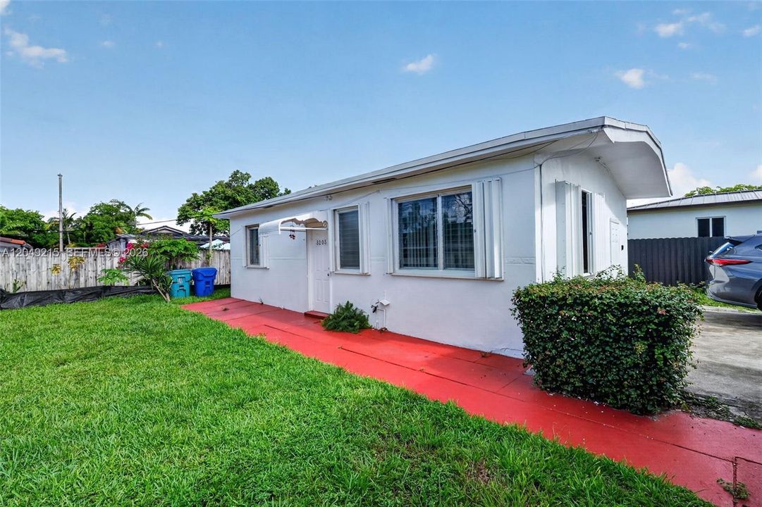 For Rent: $1,900 (2 beds, 1 baths, 1001 Square Feet)