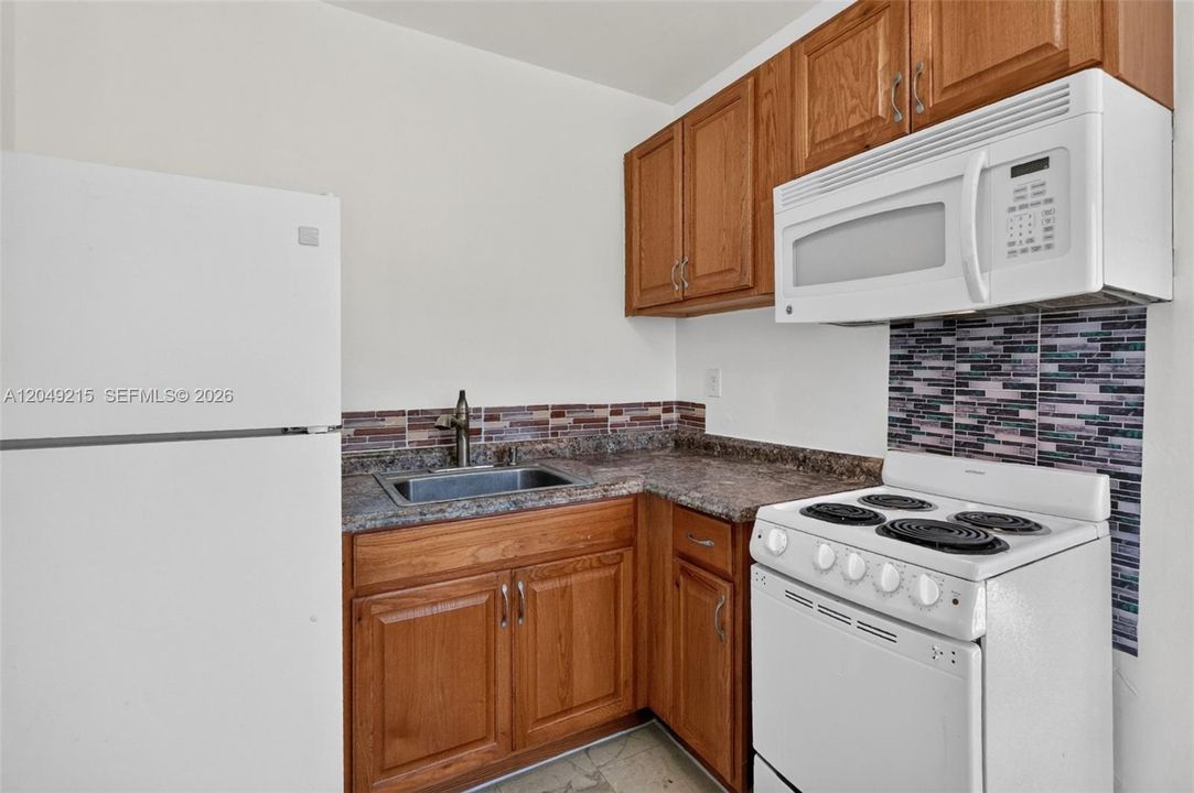 For Rent: $1,900 (2 beds, 1 baths, 1001 Square Feet)