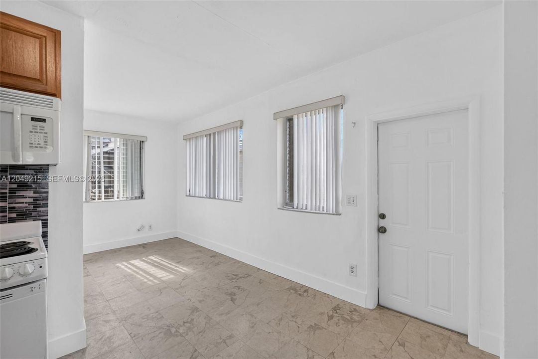 For Rent: $1,900 (2 beds, 1 baths, 1001 Square Feet)