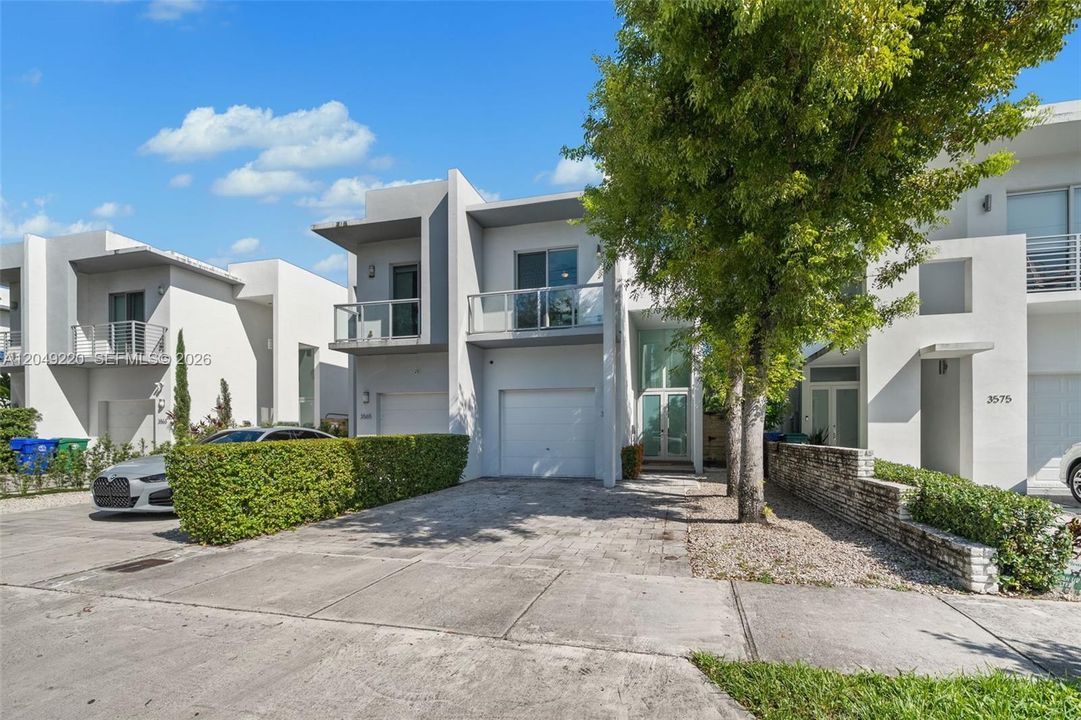 For Rent: $7,998 (3 beds, 3 baths, 2219 Square Feet)