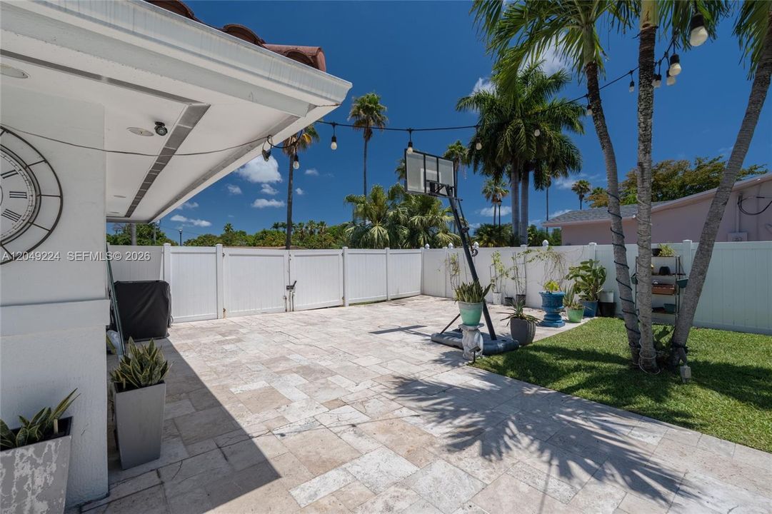 For Sale: $1,595,000 (5 beds, 3 baths, 2823 Square Feet)