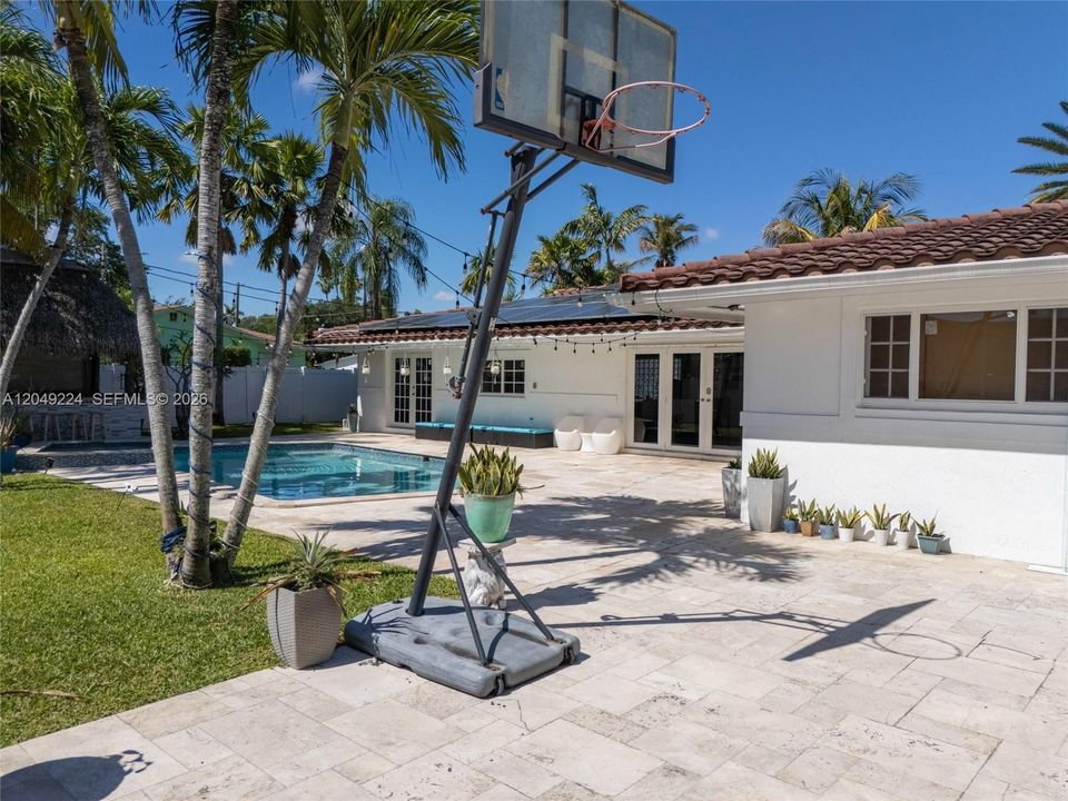 For Sale: $1,595,000 (5 beds, 3 baths, 2823 Square Feet)