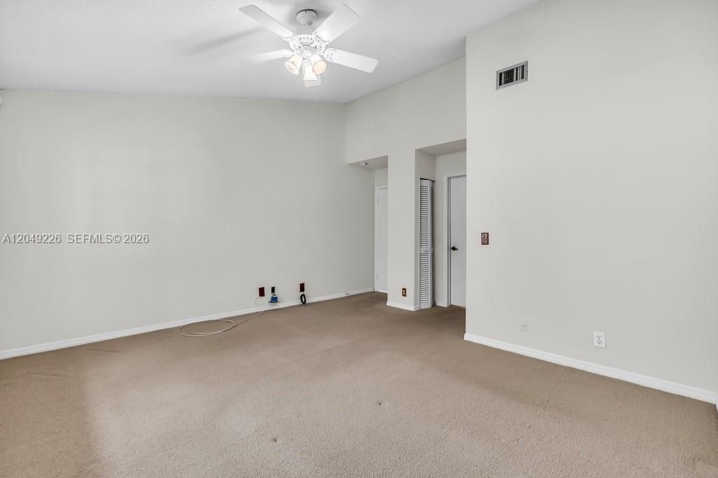 Very large room w walk in closet