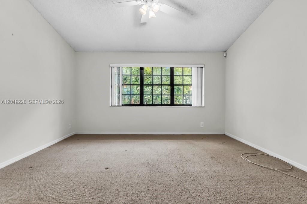 Very large room w walk in closet