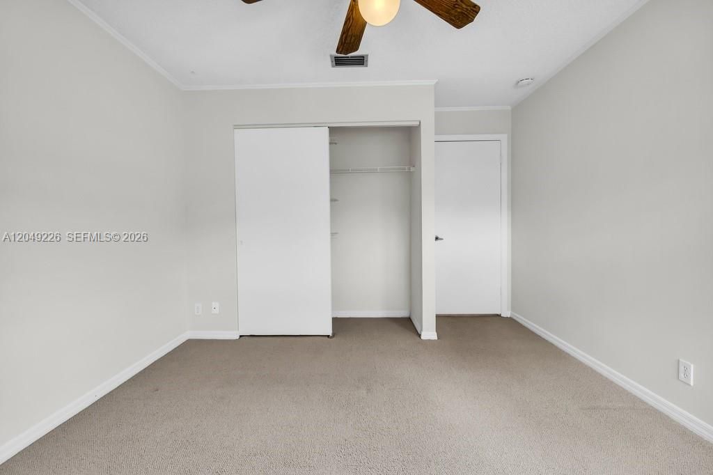 Guest bed 1 has carpet