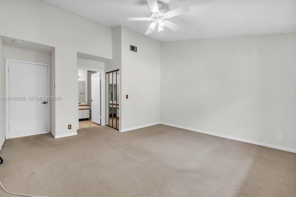 Very large room w walk in closet