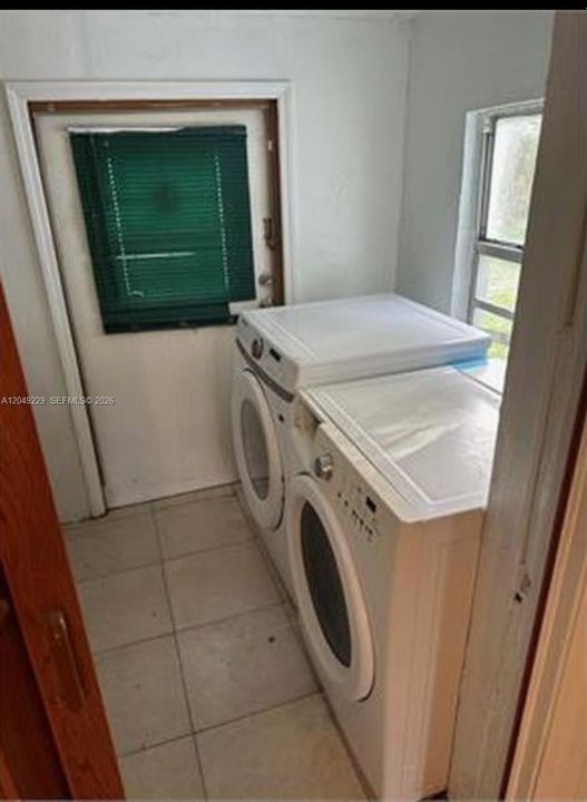 For Rent: $2,200 (2 beds, 1 baths, 1061 Square Feet)