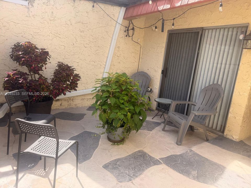 For Rent: $2,700 (2 beds, 1 baths, 1000 Square Feet)